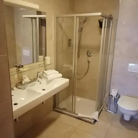 Auhof Wirtshaus & מלון דירות 4*